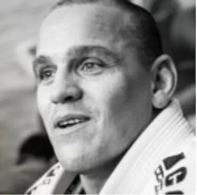 Portrait en noir et blanc de Zé Marcello, en kimono