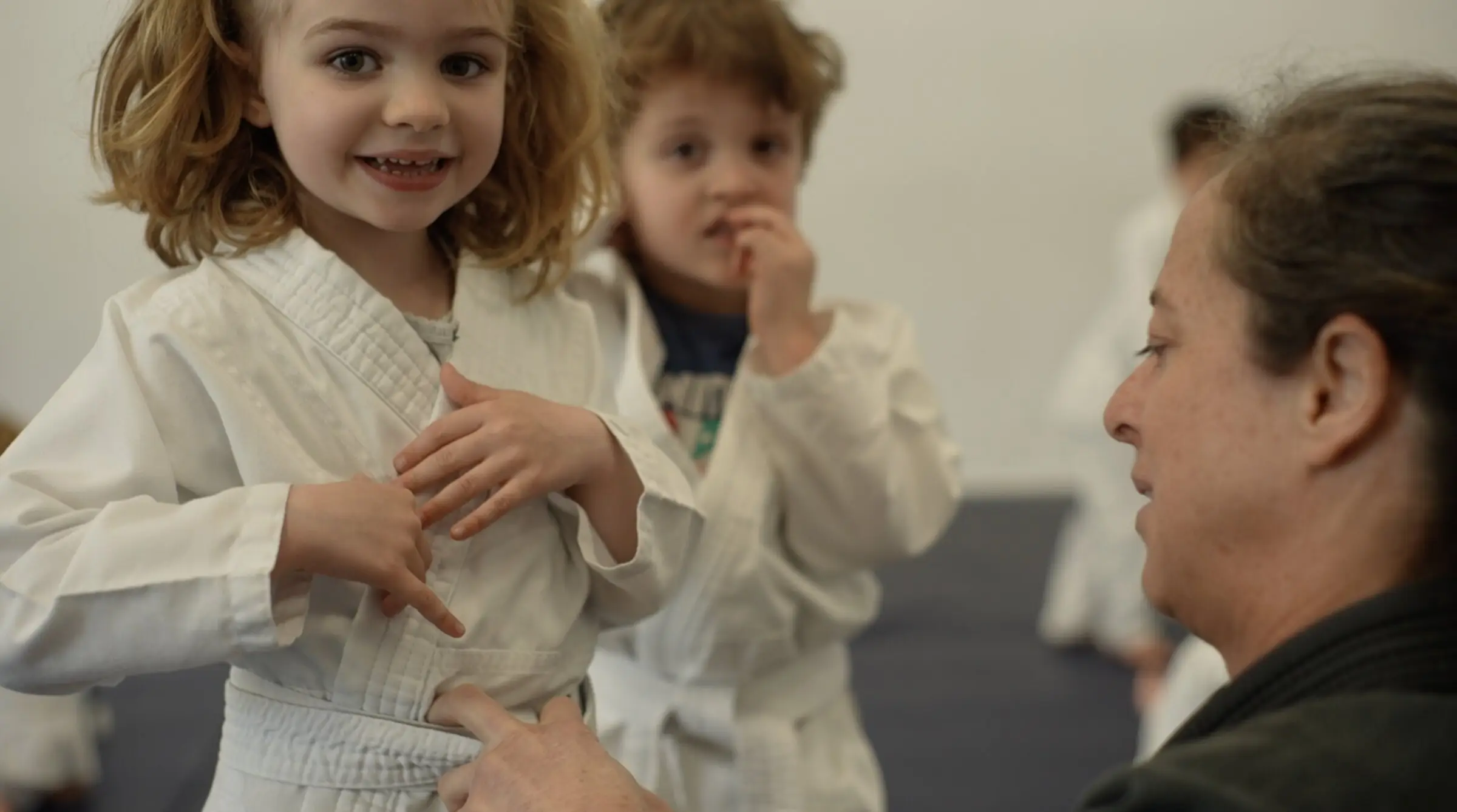 Enfants souriants en kimono blanc