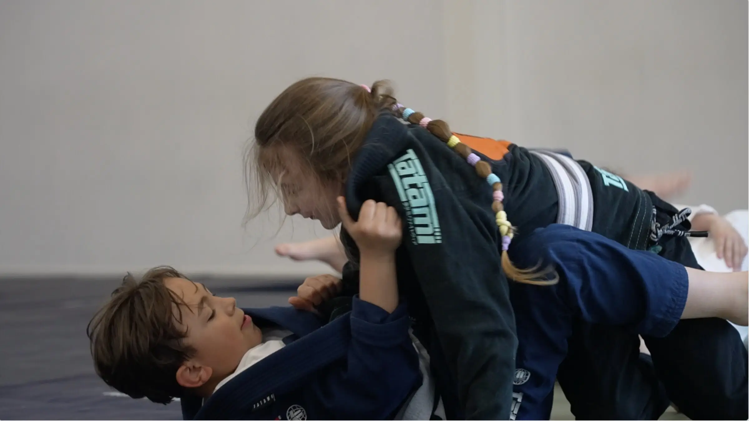 Deux enfants luttent au sol